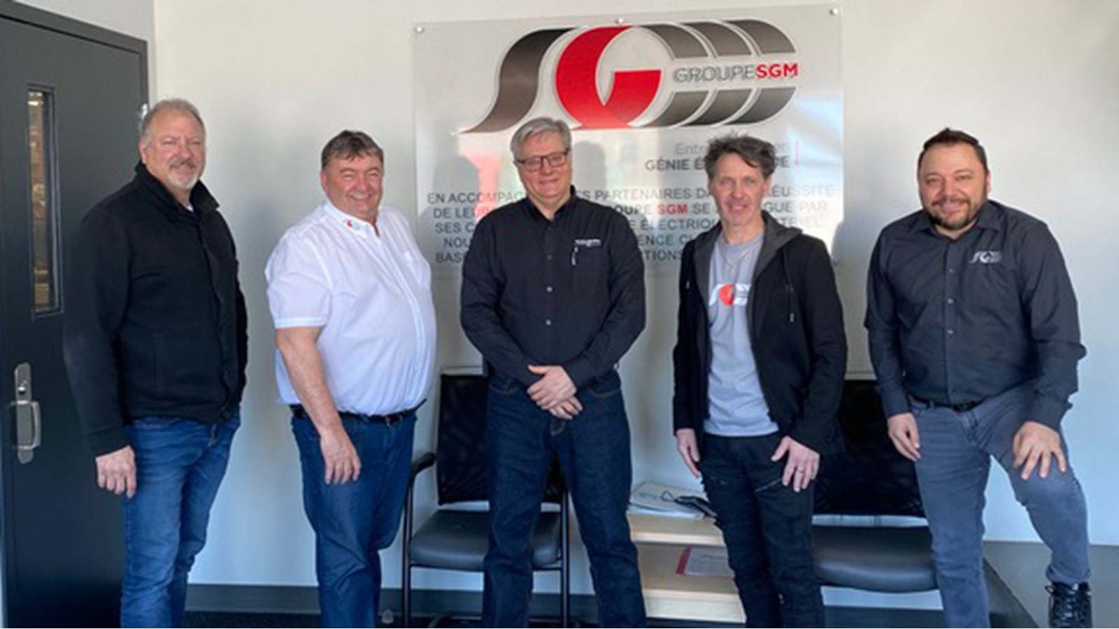 Sur la photo, on retrouve de gauche à droite: Mario Dubois, vice-président Infrastructures Urbaines chez Groupe SGM, Guy Niquette, président de Groupe SGM, Claude Cyr, directeur Opérations TechnoMotion, Serge Larouche, vice-président Opérations, Jean-François Martin, vice-président Administration.

