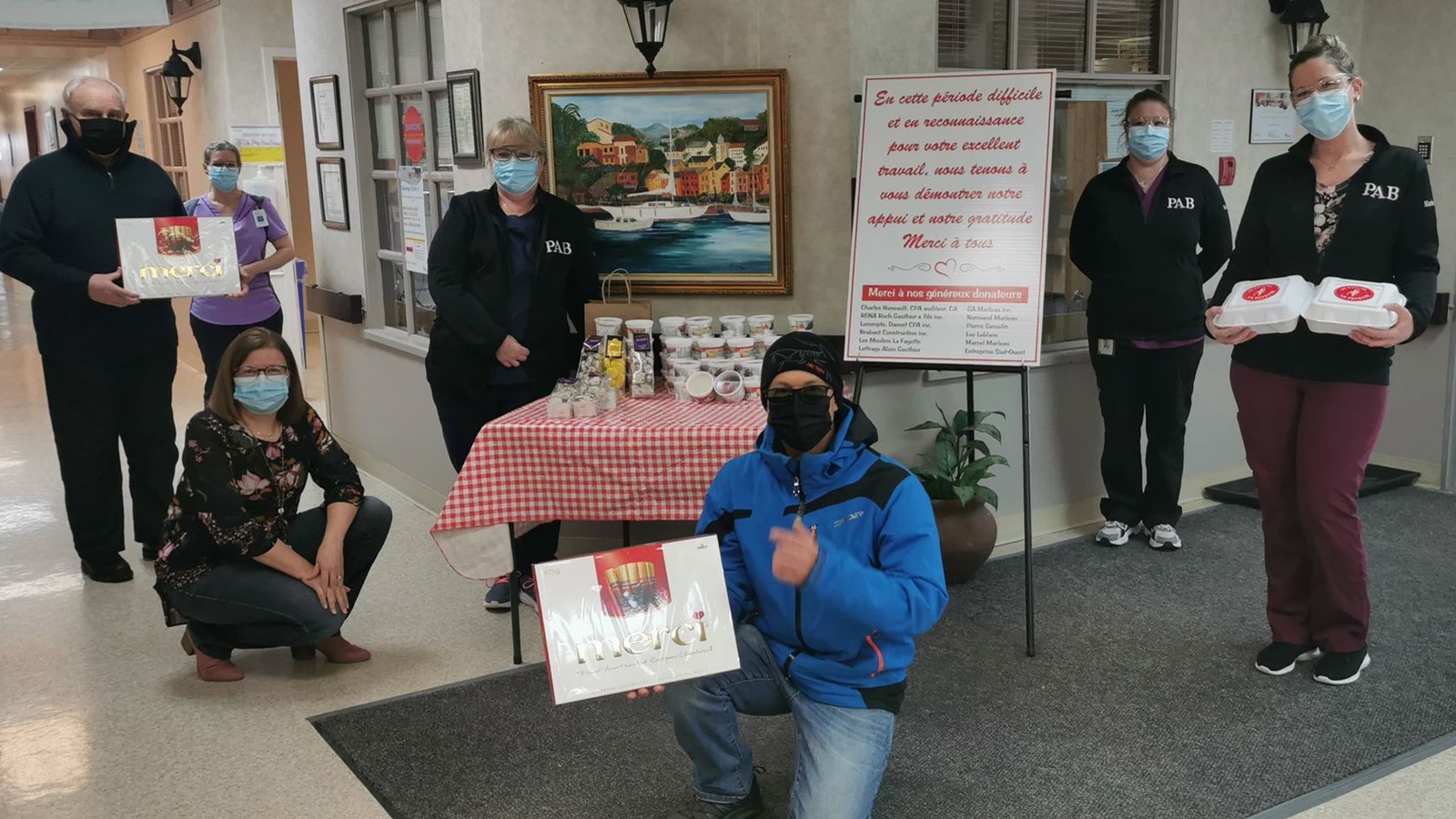 M. Leblanc au centre s'est rendu au CHSLD de Coteau-du-Lac vers 11h15 pour remettre son cadeau au personnel