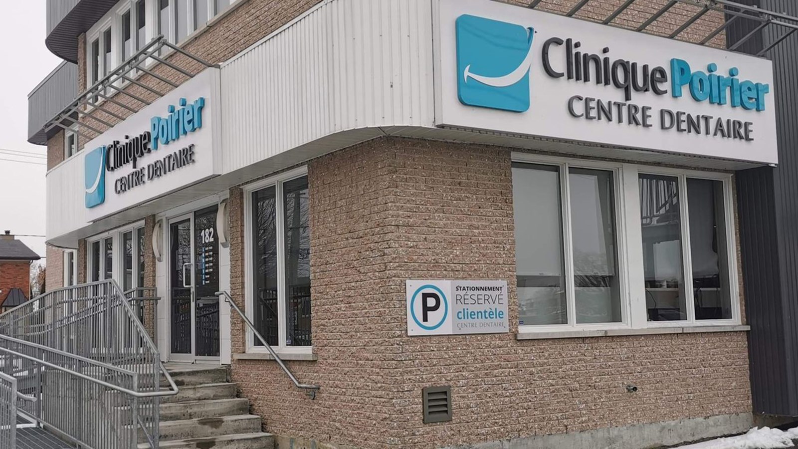 Située au 182 rue Maden, à Salaberry-de-Valleyfield, la Clinique Poirier Centre Dentaire est installée dans des locaux spacieux