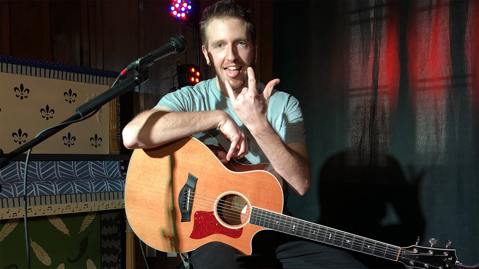 Justin Ménard fait résonner sa guitare à la Maison Félix-Leclerc