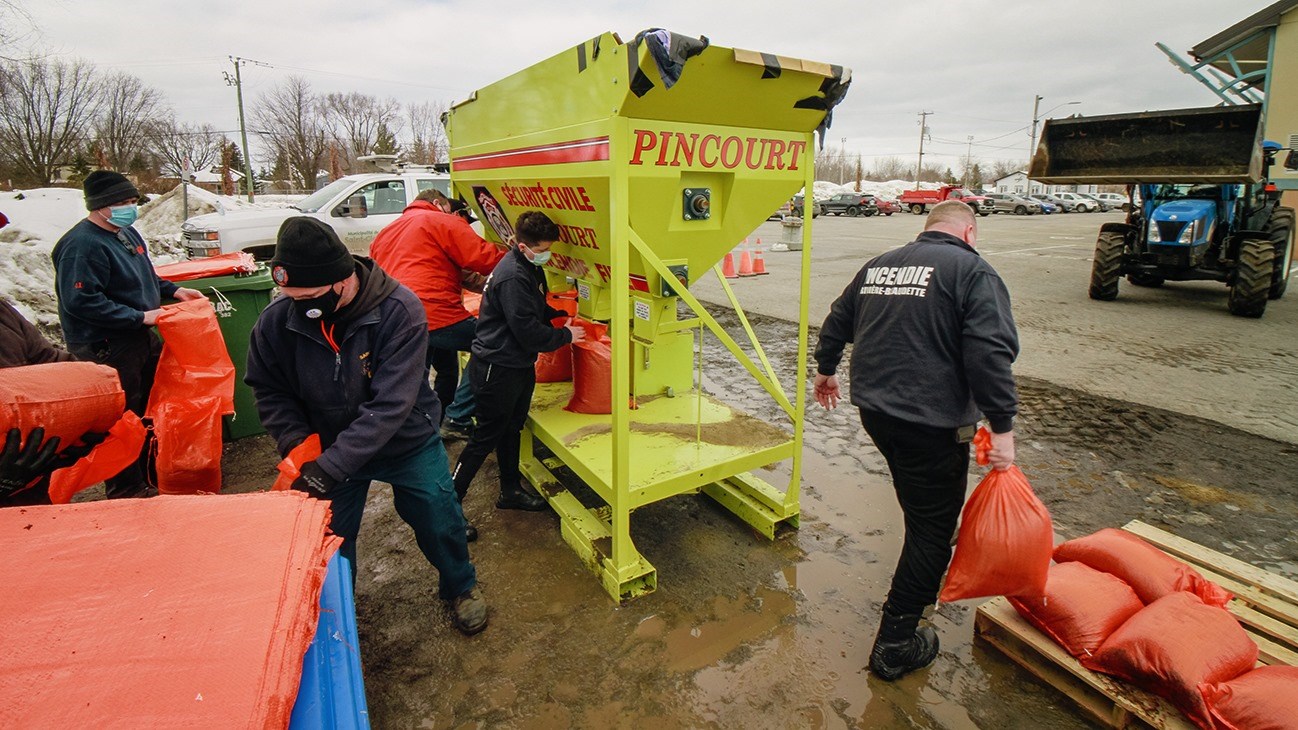Des services de sécurité incendie se préparent en cas d’inondation