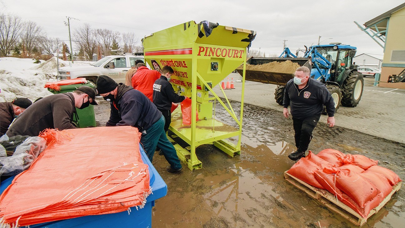 Des services de sécurité incendie se préparent en cas d’inondation