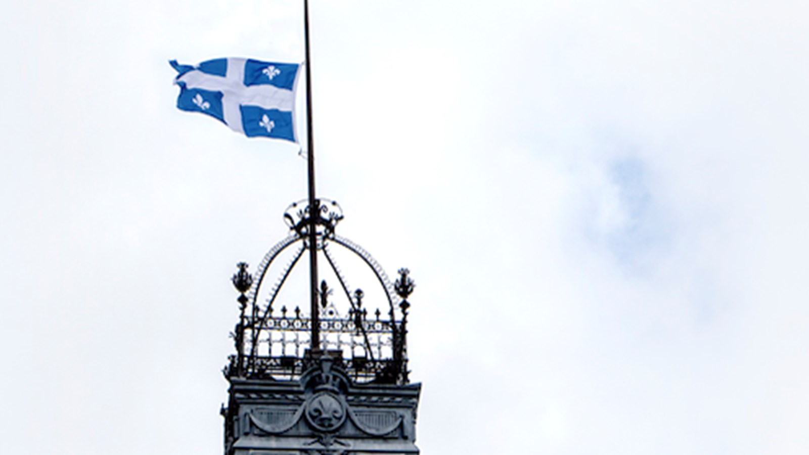 Les drapeaux des édifices du gouvernement du Québec seront mis en berne demain à 13h en mémoire des victimes de la COVID-19.