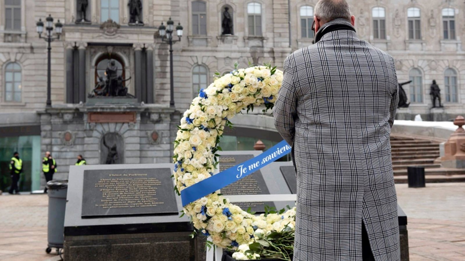 Le député de Beauharnois s'est recueilli devant le monument en mémoire des victimes