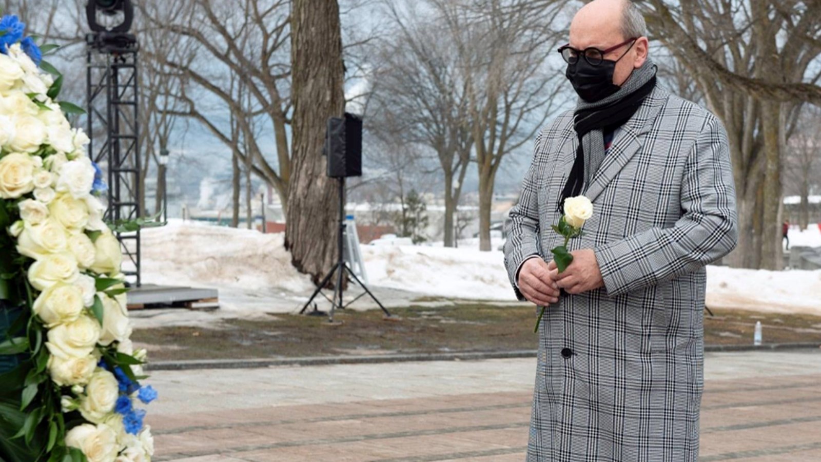 Le député de Beauharnois s'est recueilli devant le monument en mémoire des victimes