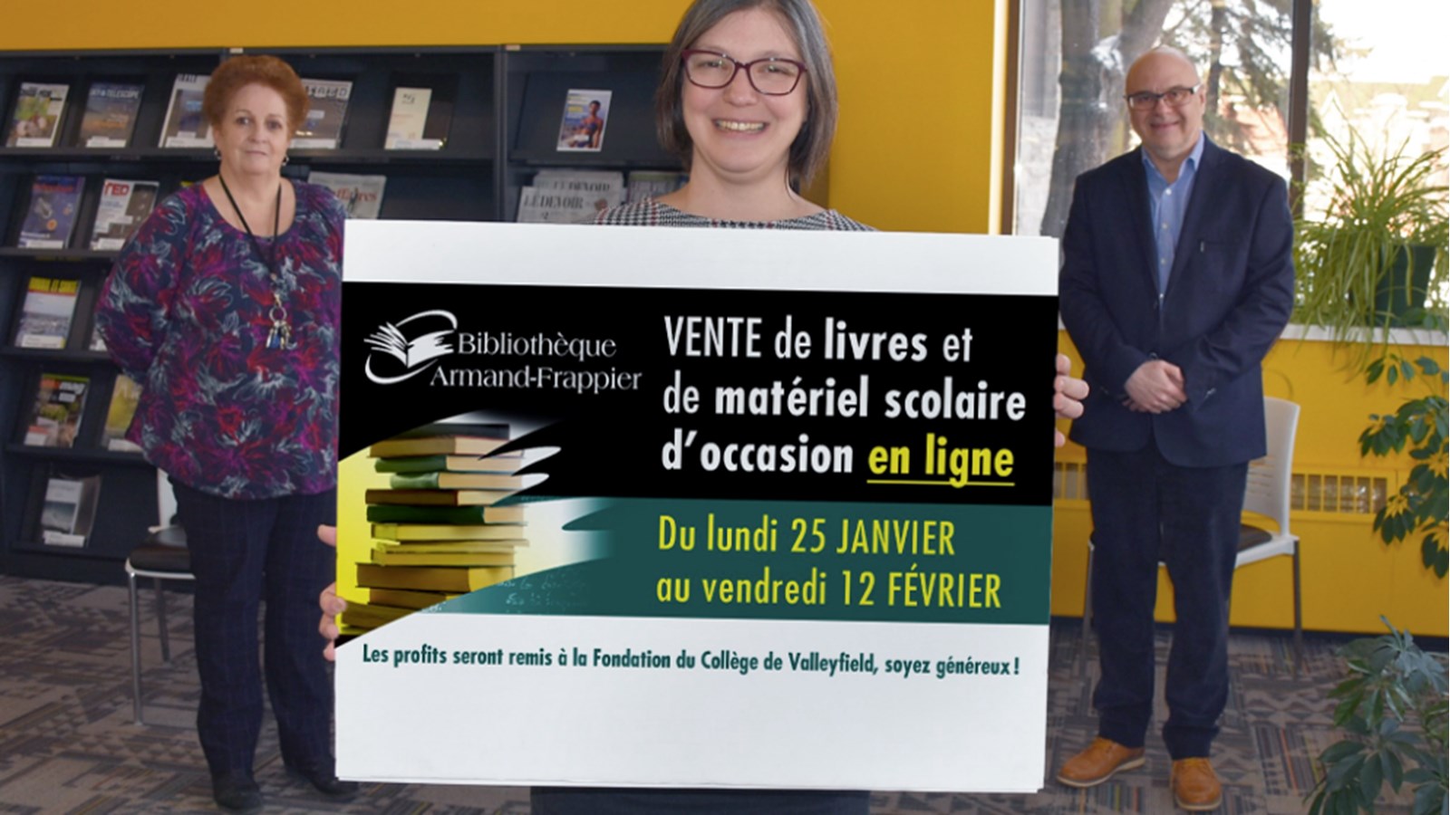 Sur la photo, on retrouve de gauche à droite: Christiane Leduc, apparitrice et Roxanne Poissant, bibliothécaire de la Bibliothèque Armand-Frappier  ainsi que Yves Trottier, Directeur général de la Fondation du Collège de Valleyfield
