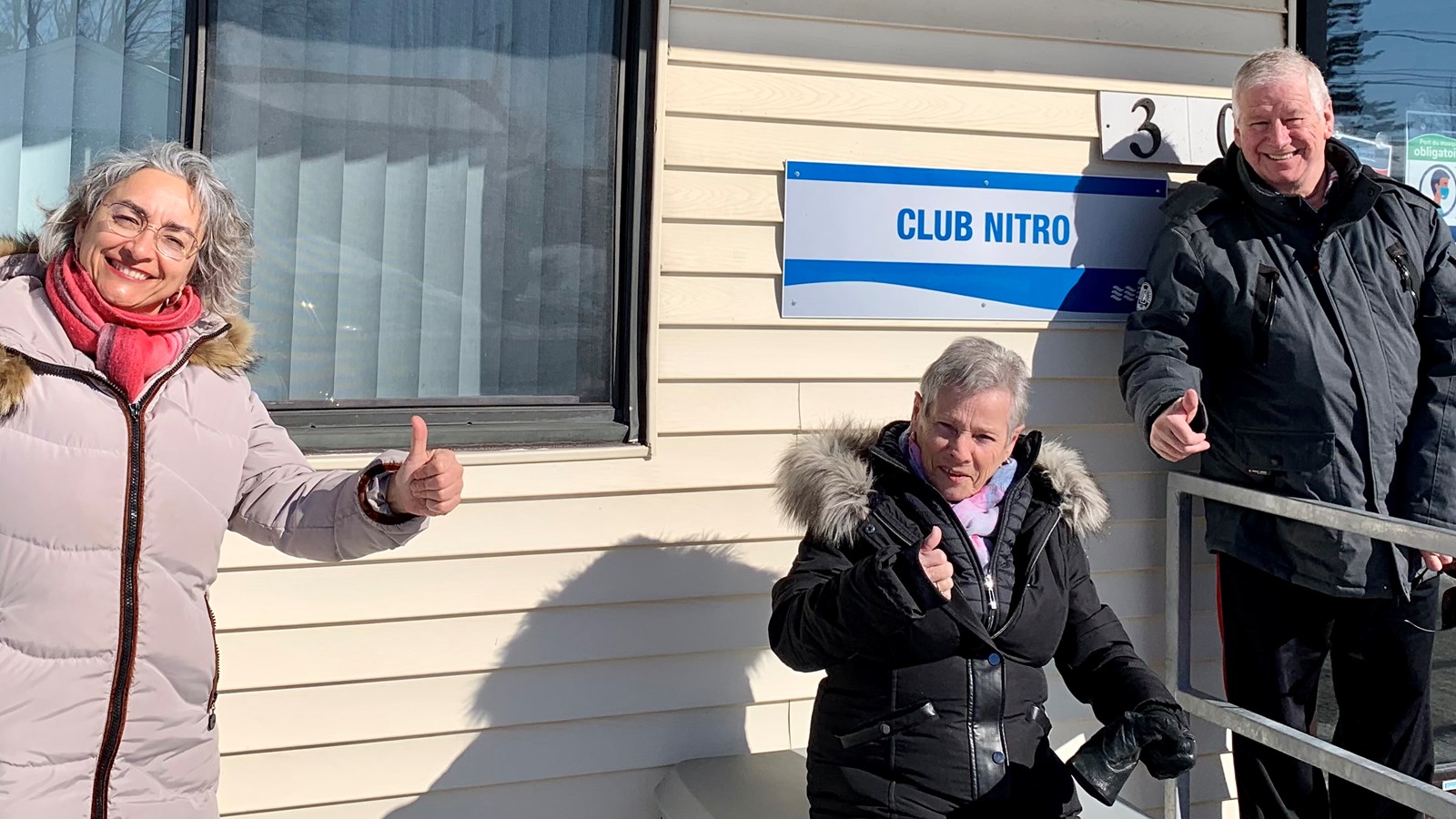 Mme DeBellefeuille prend la pose avec Claude Pelchat, vice-président et Claire McKissock administratrice du Club Nitro Fadoq