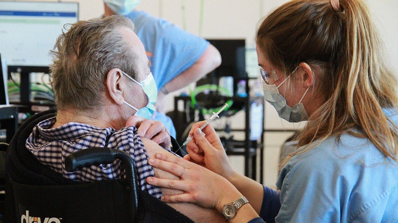 Visite de la clinique de vaccination contre la COVID-19 dans le Suroît 