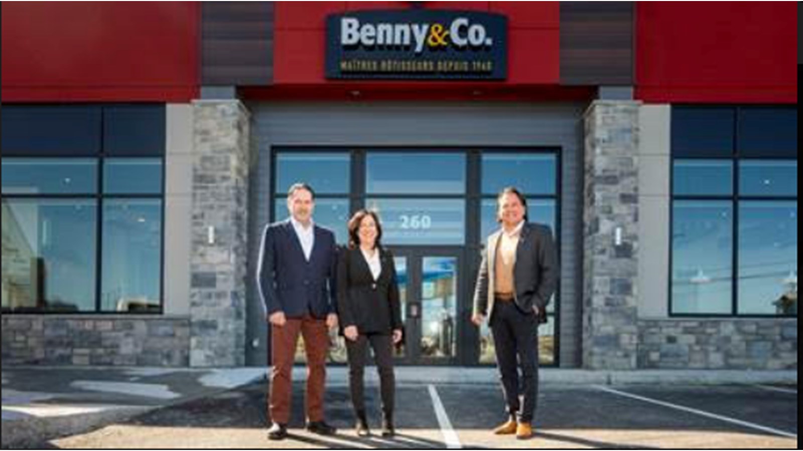 Michel Bonin et Lucie Benny, cofranchisés du Benny&Co. de Valleyfield, et
Jean Benny, président-directeur général de Benny&Co.