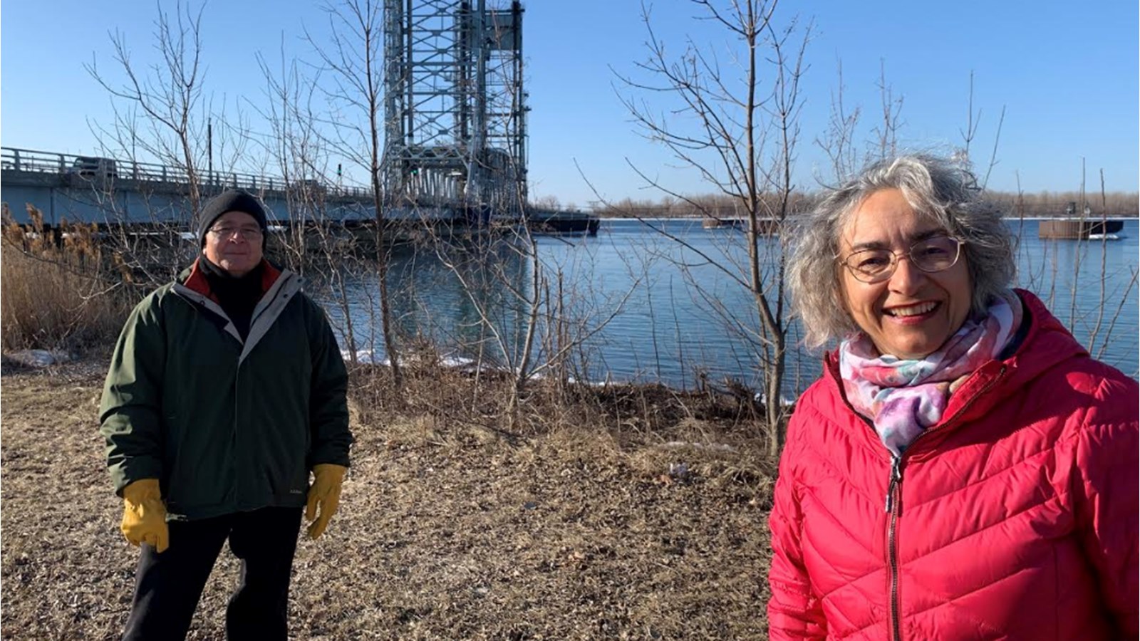Mme DeBellefeuille est accompagnée sur la photo par le pétitionnaire Daniel Pinsonneault près du Pont Larocque