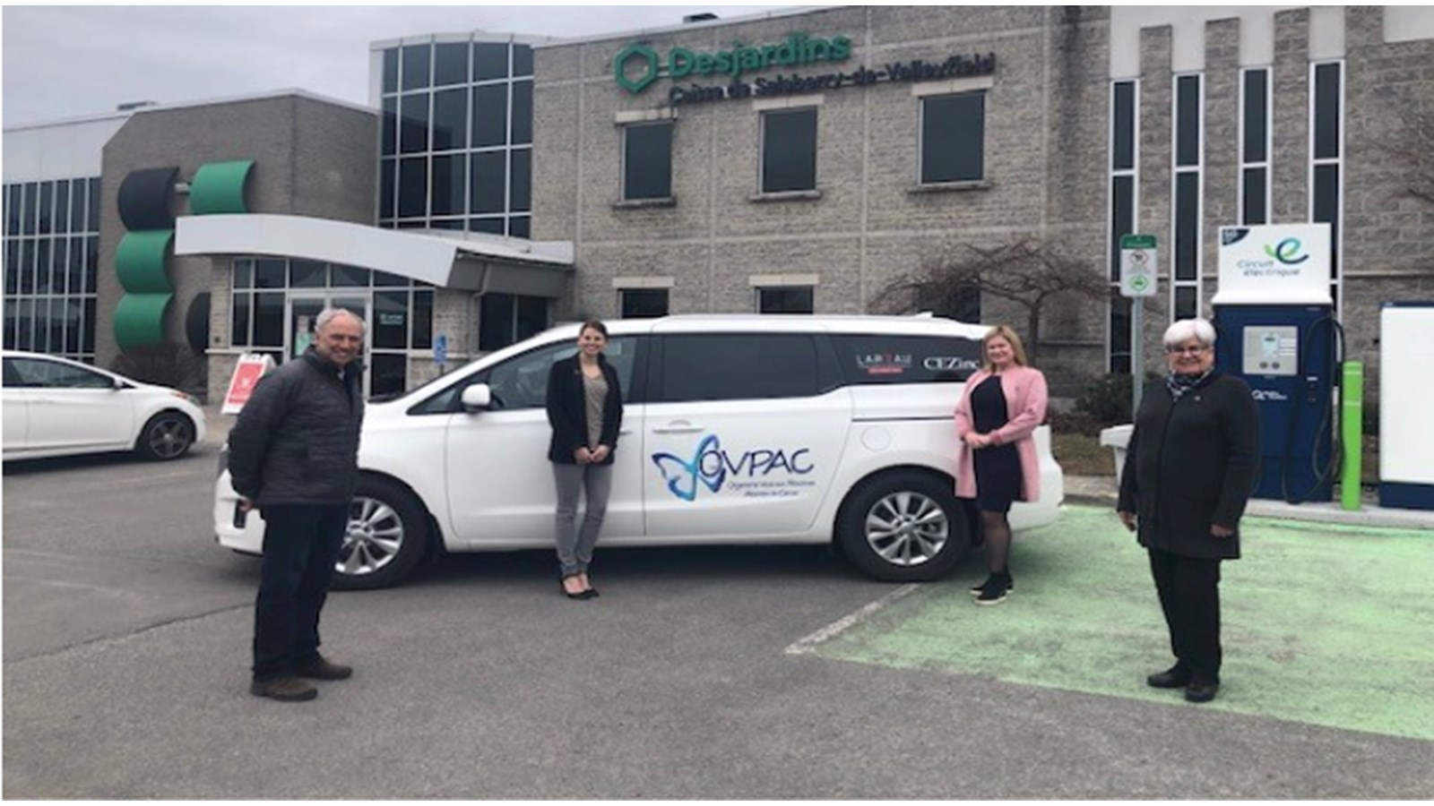 La remise officielle du chèque a eu lieu en présence de Maude Poirier, Directrice générale OVPAC, Pierrette Lussier, administratrice - Caisse populaire Beauharnois, Kathleen Favreau O’Brien, Directrice des communications et relation avec le milieu - Caisse Desjardins de Salaberry-de-Valleyfield, François Paquin, administrateur et président du comité Coopération Caisse Desjardins de Vaudreuil-Soulanges