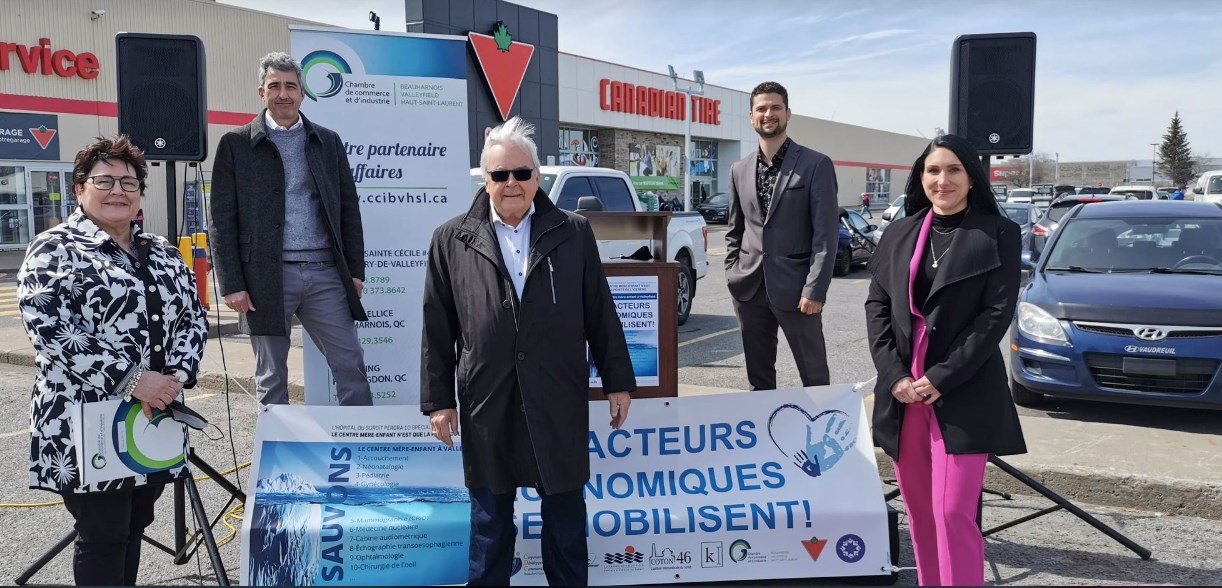 Sur la photo, on reconnaît cinq des cosignataires de la lettre, soit: Suzanne Carrier de la CCIBVHSL, Jean-François Gagnon de CEZinc, Michel Choinière de Canadian Tire, Miguel Lemieux de la Ville de Salaberry-de-Valleyfield et Karine Gosselin de Gosselin Assurances