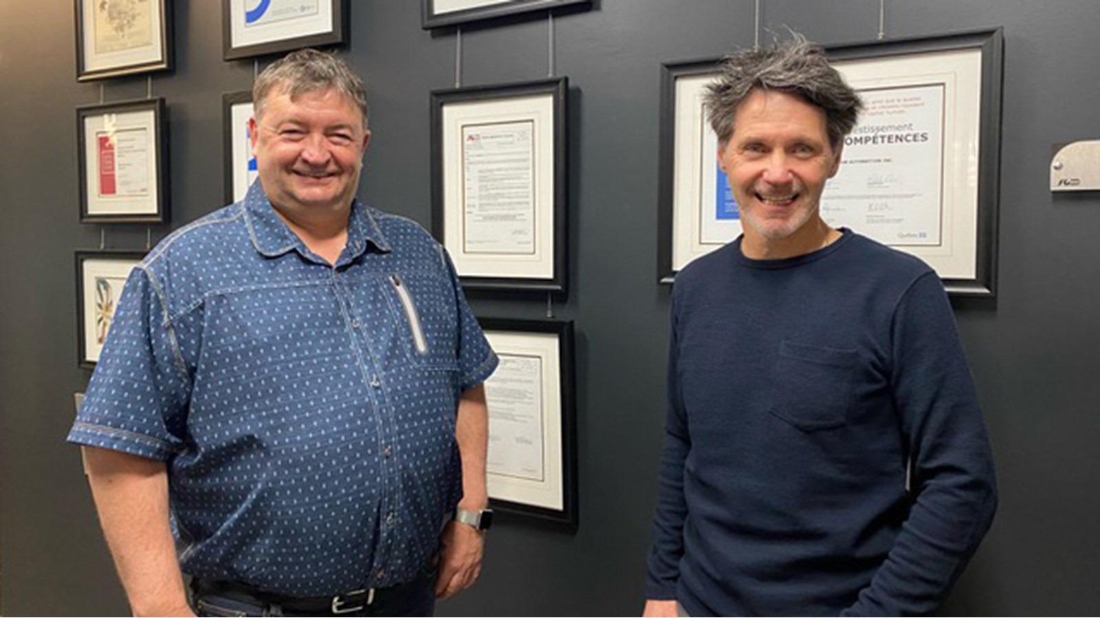 Guy Niquette (à gauche), bientôt retraité prend la pose avec le nouveau Président et Chef des Opérations Serge Larouche (à droite)
