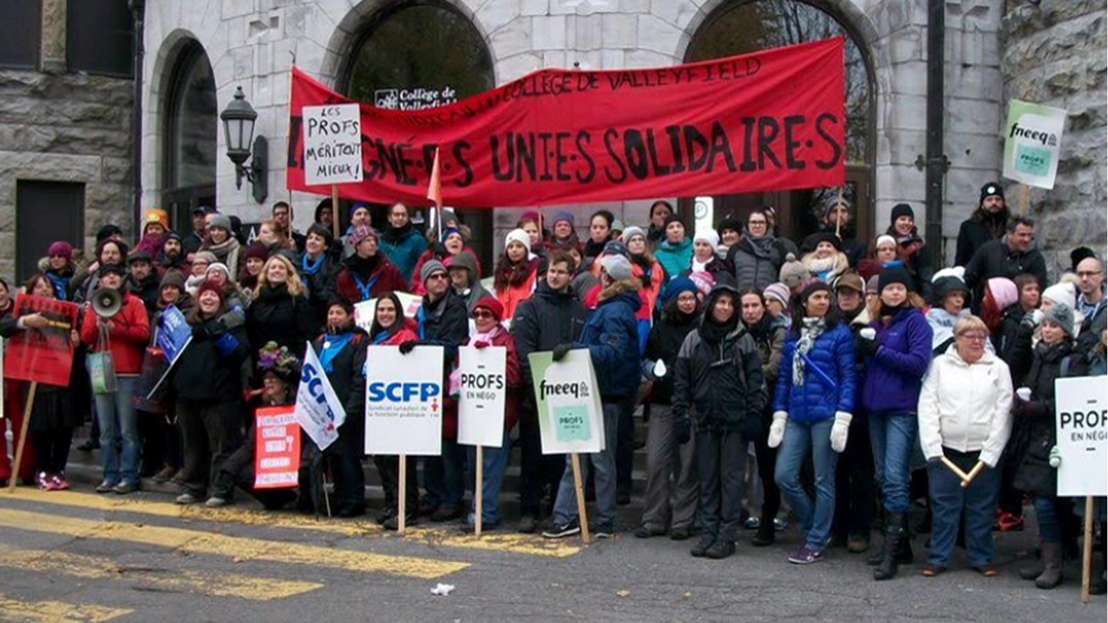 En 2015, les enseignants avaient eu recours à la grève comme moyen de pression. Ici, on les voit devant le Cégep de Valleyfield à cette époque