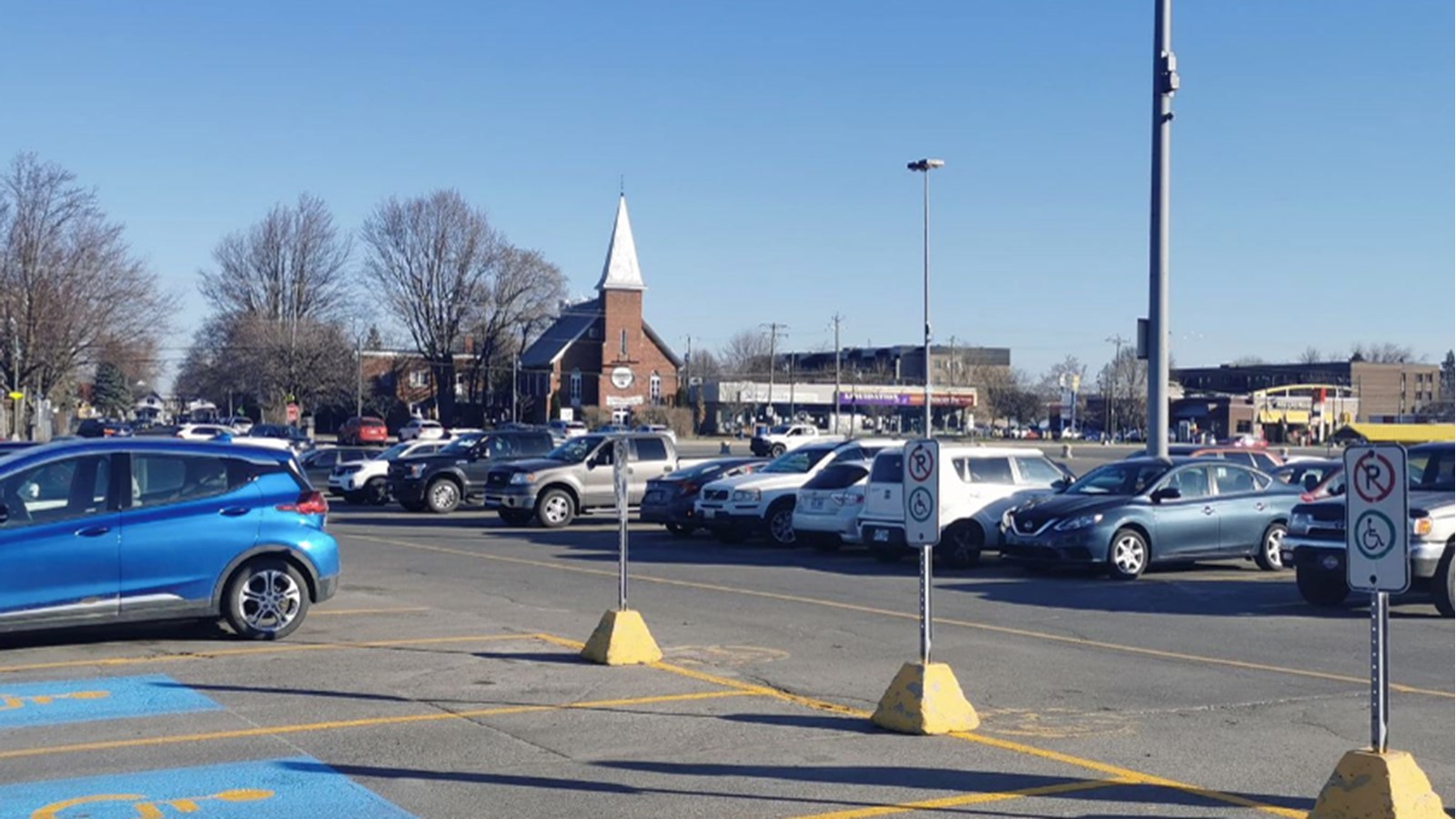 Hier, la file d'attente pour recevoir le AstraZeneca s'étendait jusqu'au restaurant La Demande générale située dans une ancienne église sur la rue Dufferin