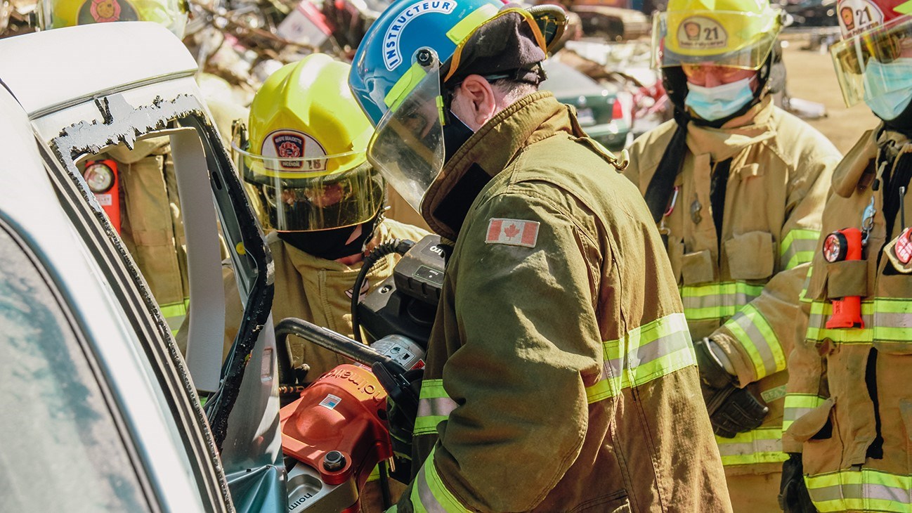 Une vingtaine de pompier en formation désincarcération