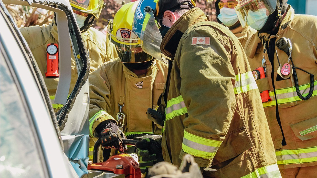 Une vingtaine de pompier en formation désincarcération