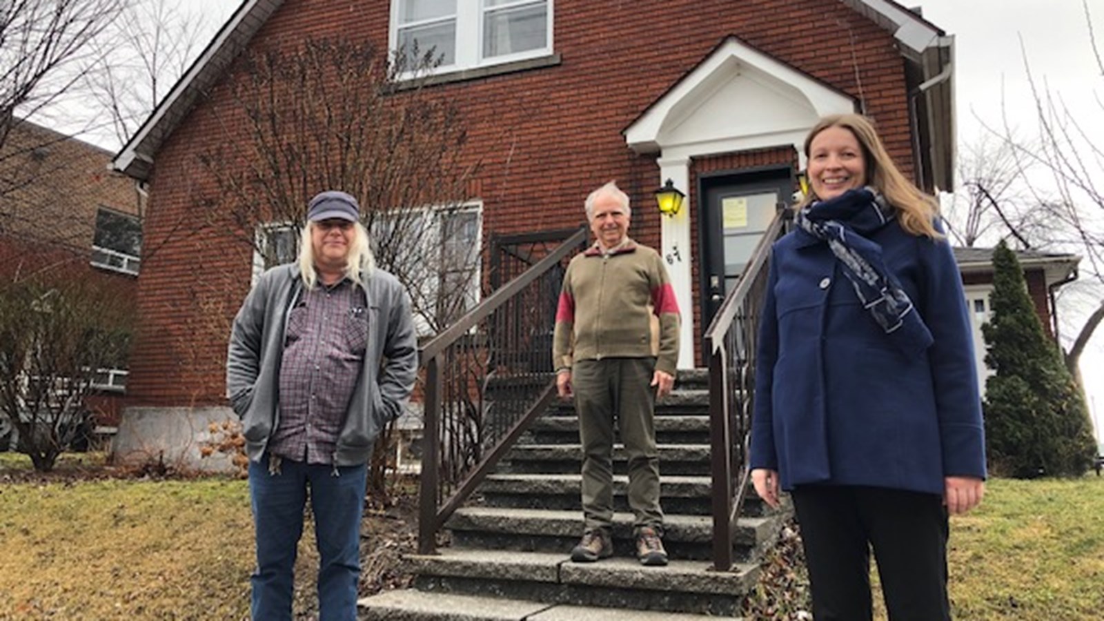 Sur la photo, on retrouve: André Couillard - Directeur général et clinique de la Maison d’Hébergement Dépannage Valleyfield, Émile Duhamel – Président de la Maison d’Hébergement Dépannage Valleyfield et Isabelle Coulombe – Administratrice et présidente du comité Coopération de la Caisse Desjardins de Salaberry-de-Valleyfield