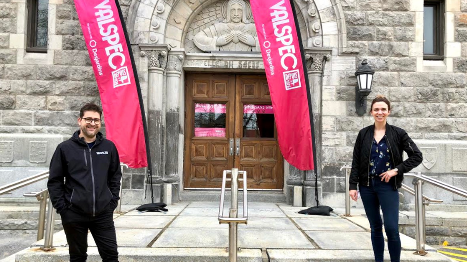 Claudéric Provost, directeur général et artistique de VALSPEC prend la pose avec Michèle Cyr-Lemieux, directrice générale, Fondation de l’Hôpital du Suroît