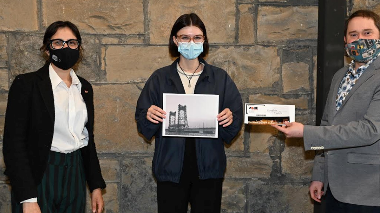 Sur la photo, on retrouve de gauche à droite: Marie-France Lirette, directrice générale du Musée de société des Deux-Rives - MUSO, Elena Taillefer, gagnante du concours et étudiante au Cégep de Valleyfield en Arts visuels et Jean-Gabriel Bannon, copropriétaire de Zone Image Valleyfield

 