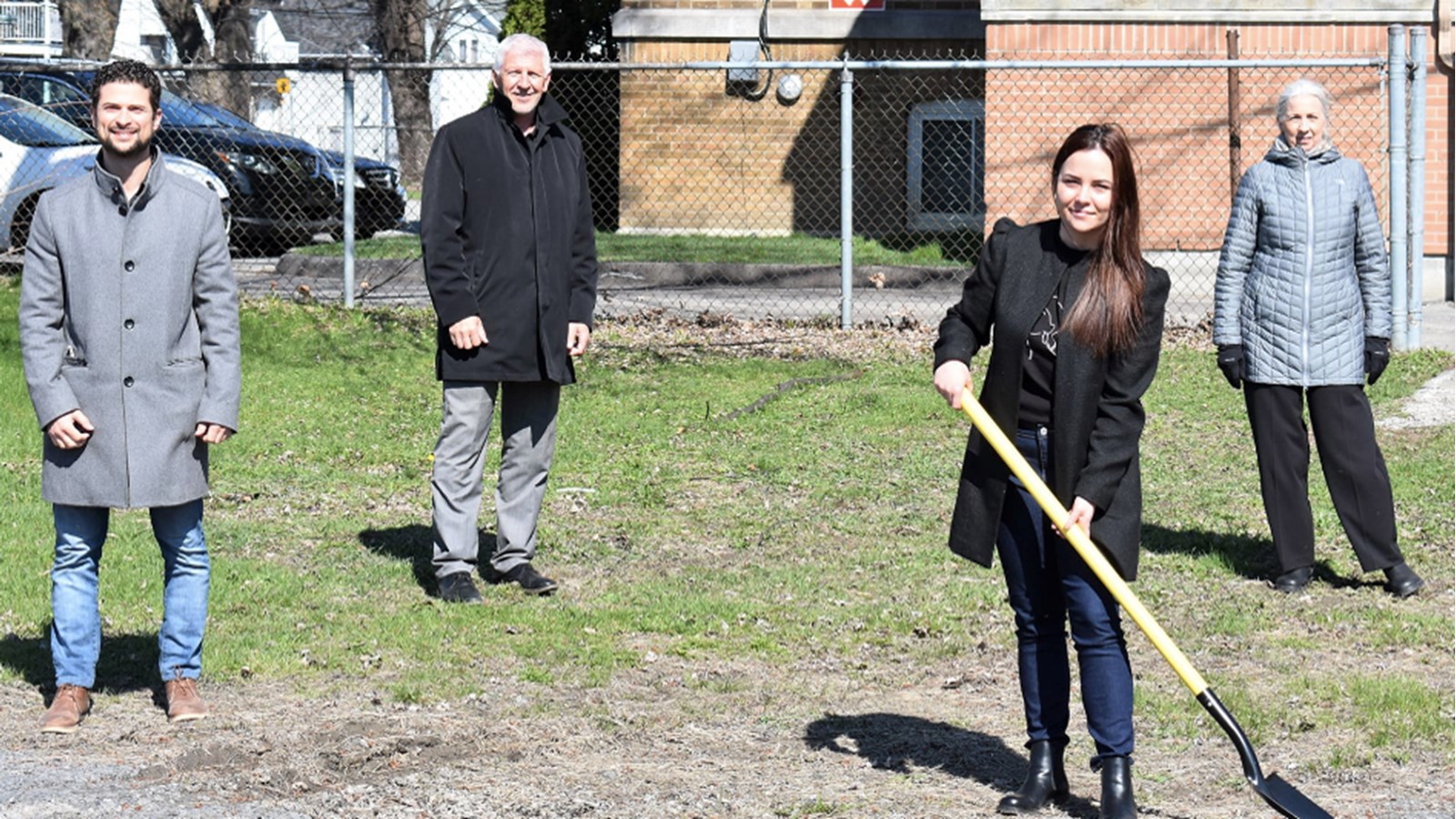 Sur la photo, on retrouve de gauche à droite: le maire de Salaberry-de-Valleyfield, Miguel Lemieux, le représentant politique du député de Beauharnois , Pierre Montreuil, la présidente du Conseil d’administration du CPE Citronnelle, Cindy Fortin Gendron, et la directrice générale, Charlotte Hébert