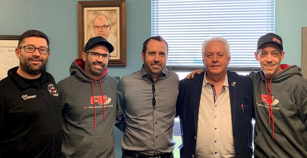 Marc-André Loiselle, président (au centre), et Simon Loiselle (2e à gauche), et de Jean-
François Beaulieu (1er à gauche), vice-présidents, ont tenu à souligner l’événement en

compagnie du nouveau retraité (2e de droite), accompagné de son fils Claude, à l’extrême-
droite 