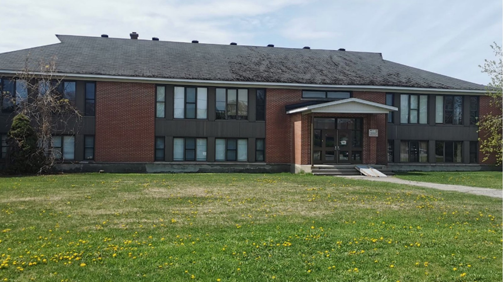 La clinique de vaccination prend place au Centre d'Éducation aux adultes Nouvel-Envol, situé au 115 rue St-Charles à Salaberry-de-Valleyfield