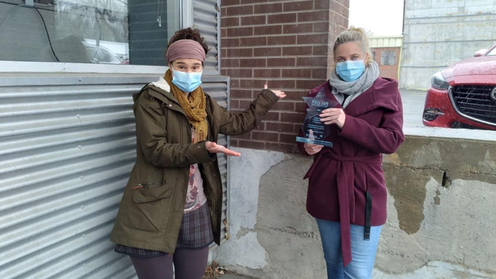Isabelle Fournier, travailleuse sociale (intervenante de famille) et Karine Leblanc, technicienne en éducation spécialisée (intervenante de famille) qui sont partie prenante du projet Vigilance prennent la pose avec le trophée gagné récemment