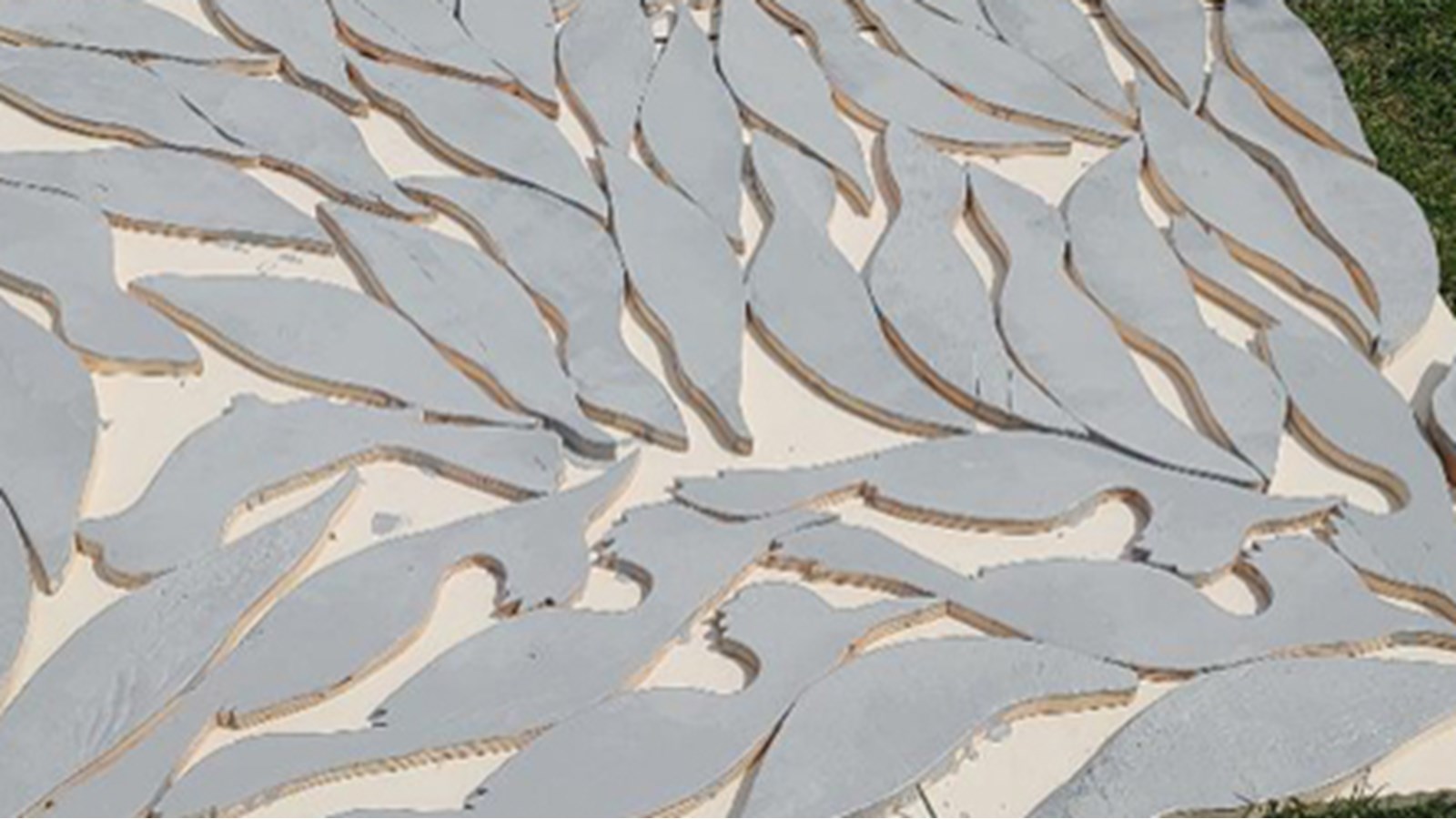 Il est possible de contribuer à l’œuvre en peignant les oiseaux qui feront partie de la sculpture