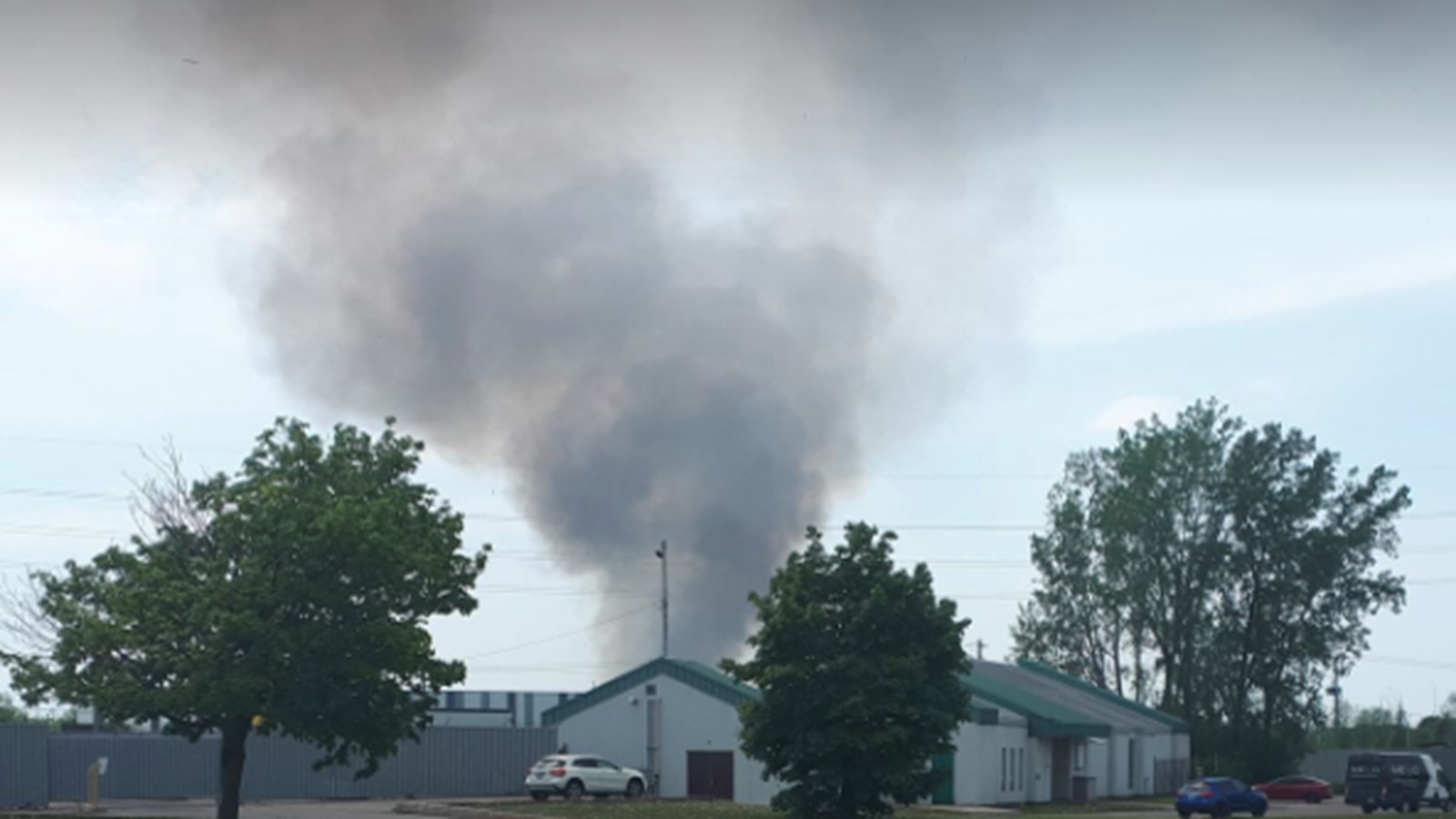 La fumée dégagée par l'incendie est visible à des kilomètres à la ronde comme en témoigne cette photo fournie par un travailleur du secteur