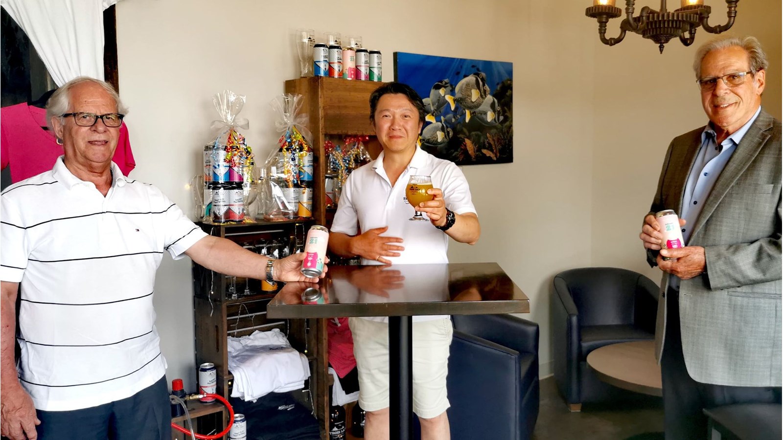Le président de la Fondation de l'Hôpital du Suroît, Denis Lapointe prend la pose avec Michel Chen, propriétaire de la Microbrasserie 3 Lacs et André Poirier, trésorier de la Fondation. Le trio a en main la nouvelle bière lancée au profit de l'organisme.
