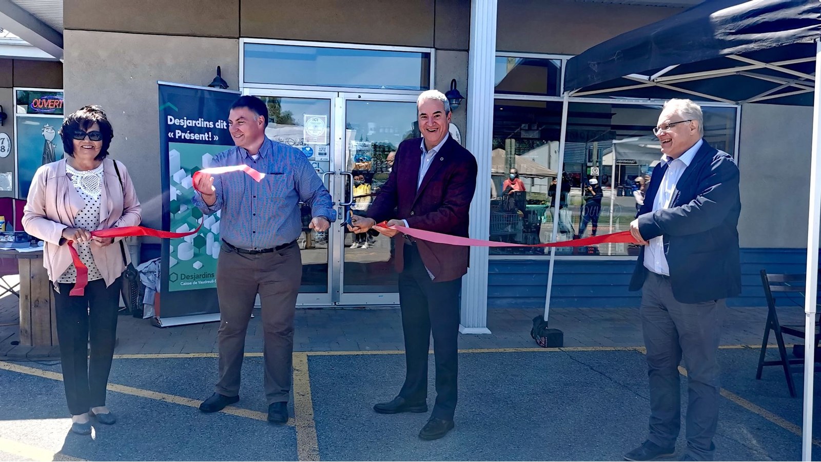 La mairesse Denise Godin-Dostie, Philippe Roy de DEV Vaudreuil-Soulanges, Richard Dubois de Desjardins Vaudreuil-Soulanges et Michel Bertrand, président de la Coop CSUR ont pris part à la traditionnelle coupe du ruban