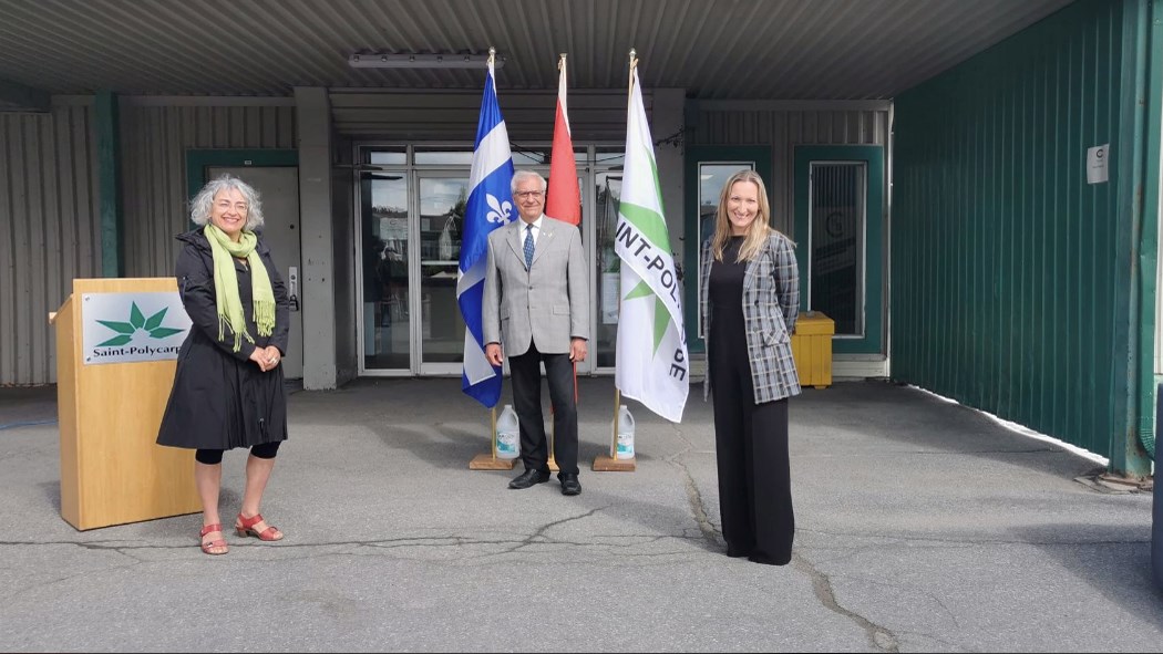 La députée de Salaberry-Suroît, Claude DeBellefeuille, s'est joint pour une photo officielle, au maire Jean-Yves Poirier et à la députée de Soulanges, Marilyne Picard.