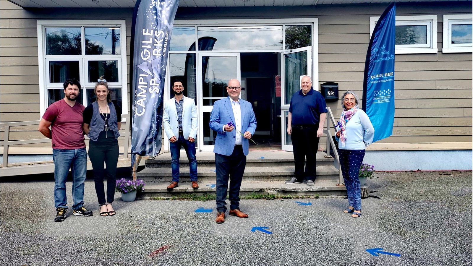 Sur la photo, on retrouve Pascal Brodeur et Eve Filiatrault du Club CampiAgile, le maire de Salaberry-de-Valleyfield, Miguel Lemieux, le député de Beauharnois, Claude Reid, le conseiller municipal, Jean-Marc Rochon et la députée de Salaberry-Suroît, Claude DeBellefeuille 