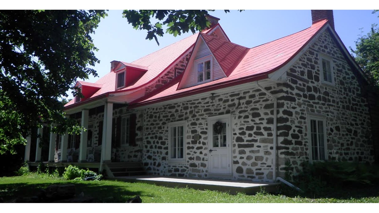 La Maison Pierre-Rousselle de Sainte-Martine figure dans l’inventaire du patrimoine bâti résidentiel, initialement réalisé en 2014-2015