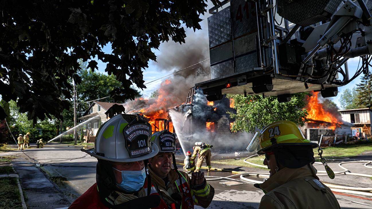 Les pompiers de Salaberry-de-Valleyfield combattent un incendie à Les Coteaux