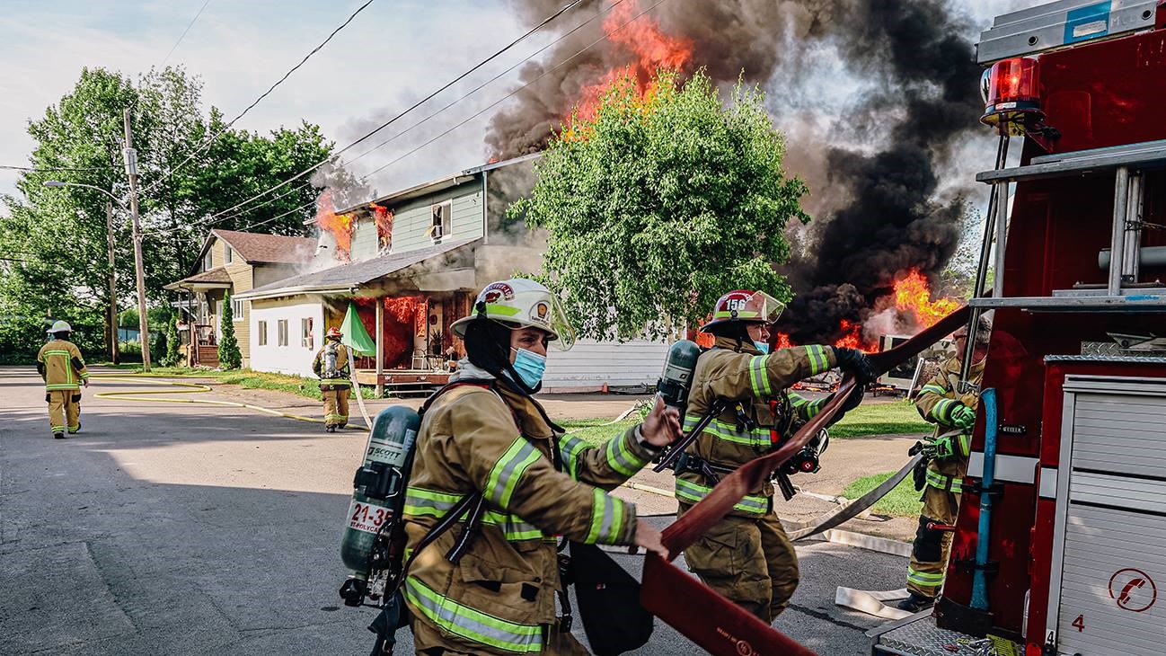 Les pompiers de Salaberry-de-Valleyfield combattent un incendie à Les Coteaux