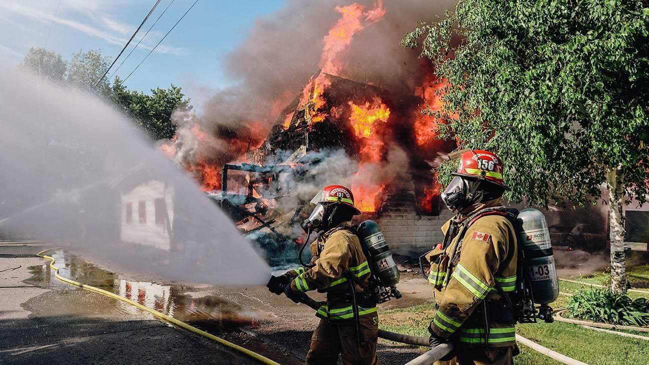 Les pompiers de Salaberry-de-Valleyfield combattent un incendie à Les Coteaux
