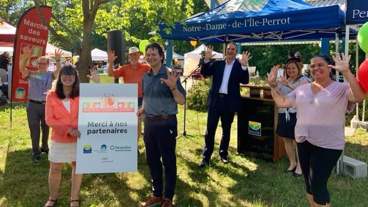 De gauche à droite: Pierre Séguin, Lise-Anne Briand, Jean Fournel de la ferme de l'Anse au sable, Luc Dorion, Richard Dubois, Danie Deschênes et Nancy Pelletier, conseillère municipale à la Ville de L'Île-Perrot.
