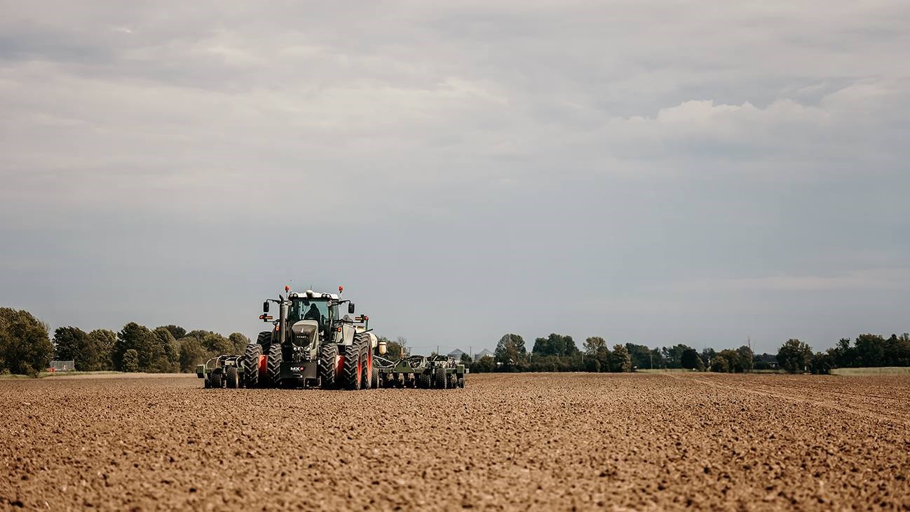 Agriculteur de Saint-Clet semant des petits pois. 