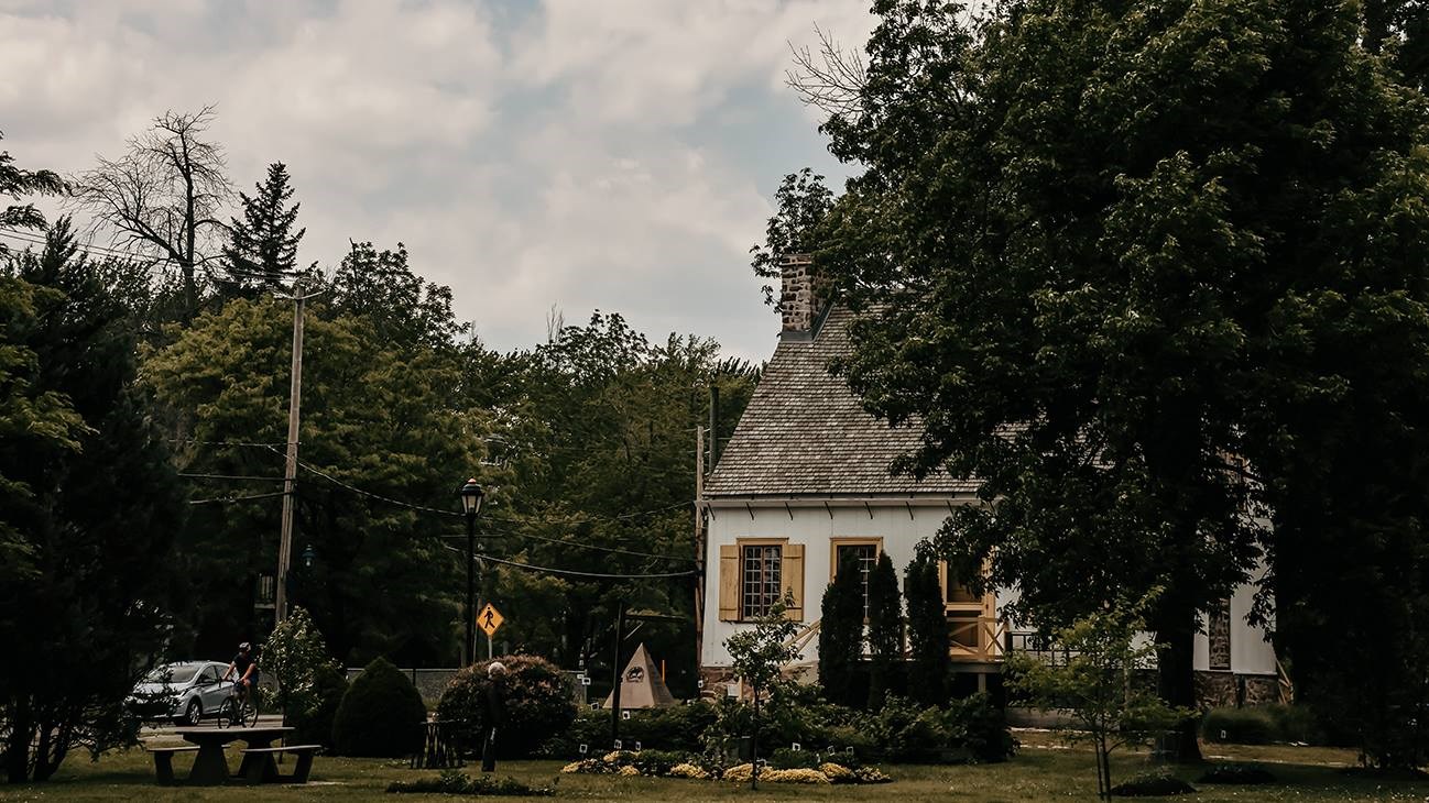 Maison Valois à Vaudreuil-Dorion avec un ciel partiellement nuageux.