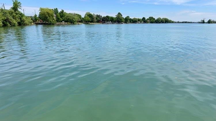 Pourquoi l’eau a-t-elle des reflets turquoise à Saint-Zotique ?