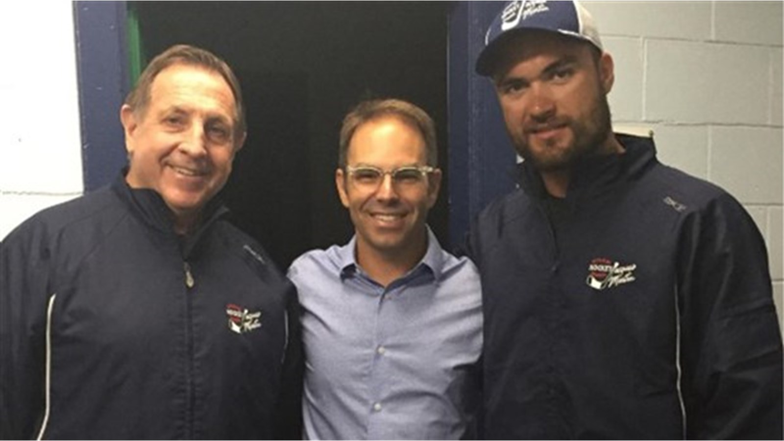 William Carrier, à droite, est un joueur des Golden Knights de Las Vegas qui affrontera le Canadien de Montréal dès ce soir en demi-finale de la Coupe Stanley. Il prend la pose sur le cliché avec Philippe Bertrand, directeur général du Collège Bourget et Jacques Martin, ancien entraîneur dans la Ligue nationale de hockey 