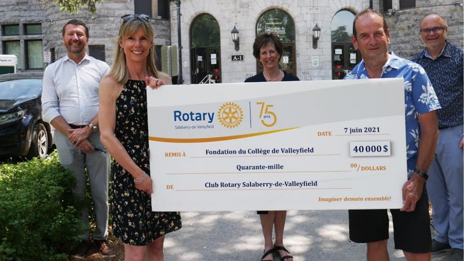 Sur la photo, on retrouve Marc Rémillard, directeur général, Cégep de Valleyfield, Nancy D’Aoust, présidente du Club Rotary de Salaberry-de-Valleyfield,
Odette Perron, présidente du Conseil d’administration de la Fondation du Collège de Valleyfield, Pierre Loiselle, membre du Club Rotary de Salaberry-de-Valleyfield et Yves Trottier, directeur général, Fondation du Collège de Valleyfield