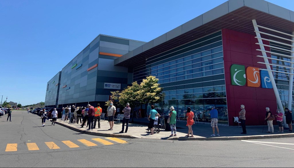 File d'attente à la clinique de vaccination de Vaudreuil-Dorion 