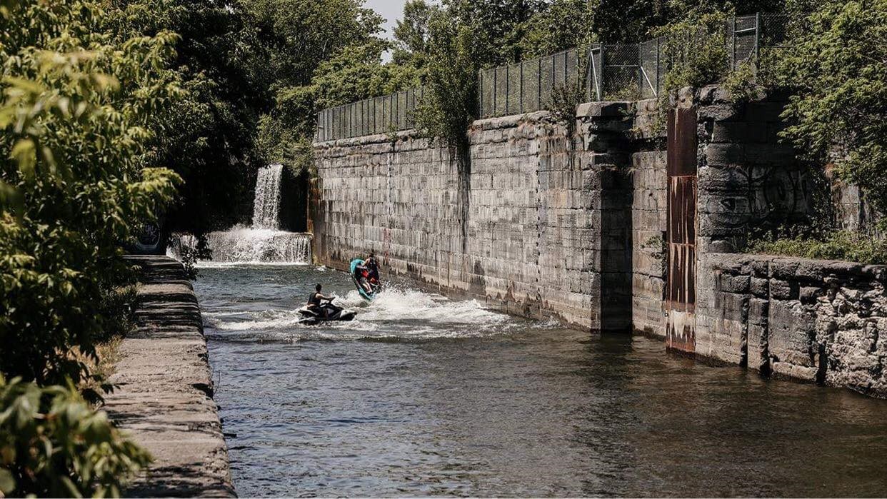 Deux amateurs de motomarine s'amusant dans le canal Soulanges, au niveau des écluses de Pointe-des-Cascades