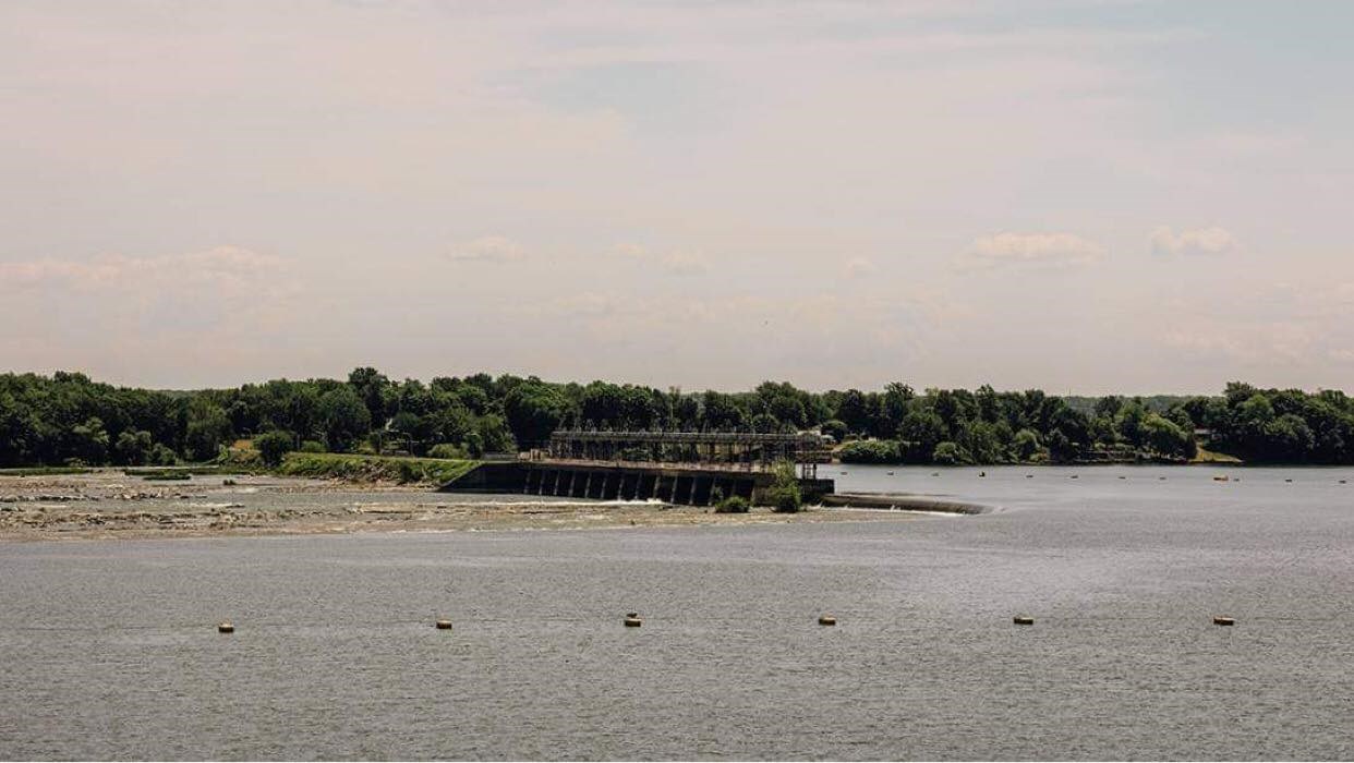 Vue sur le barrage de Les Cèdres en une chaude journée d'été.