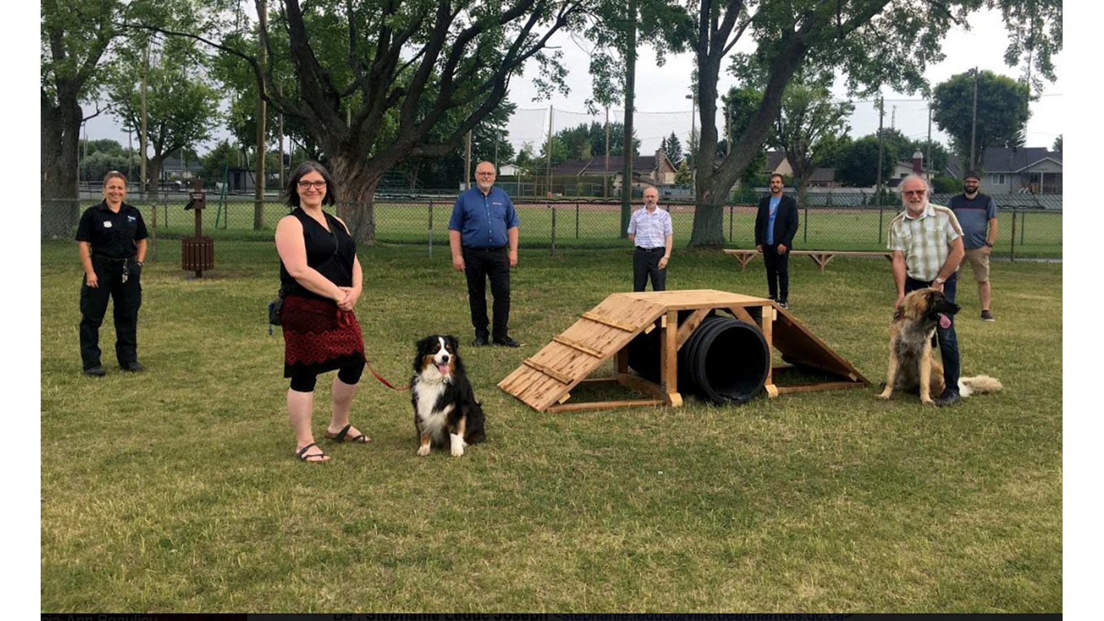 Sur la photo (de gauche à droite) : Sophie Bergevin, SPCA Refuge Monani-Mo, Roxanne Poissant avec Livaï - conseillère municipale, Mario Charette, conseiller municipal, Alain Gravel, directeur général de la Ville de Beauharnois, Loïc Lessard-Paquette, chef de division – loisirs et événementiel, Bruno Tremblay avec Angie, maire de Beauharnois, Michaël Sauvé, technicien en loisirs.