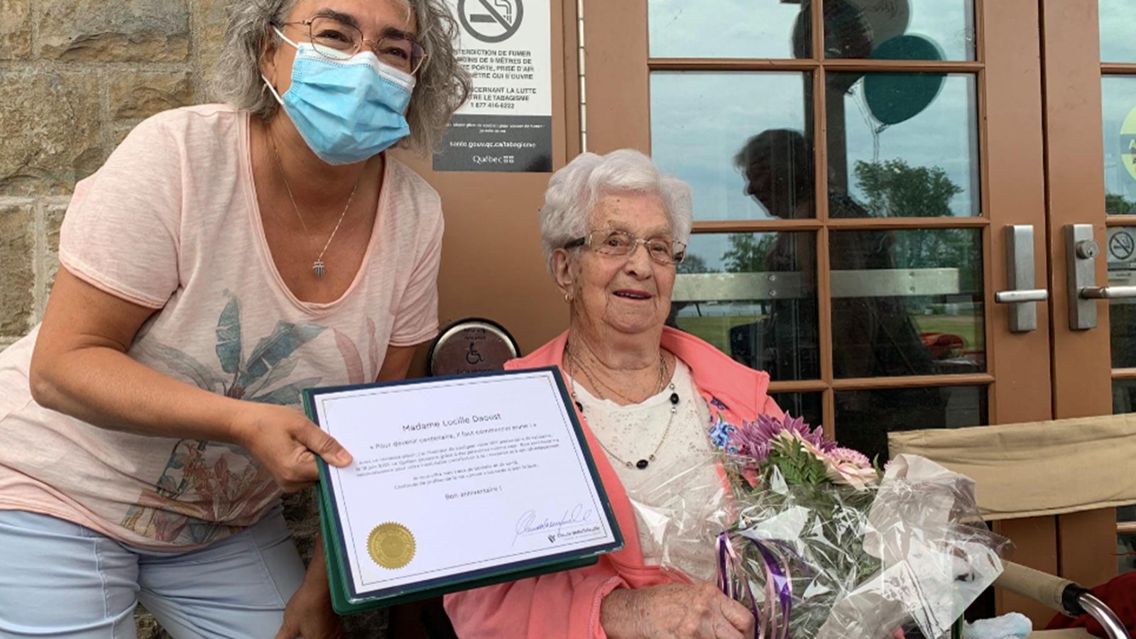 Claude DeBellefeuille souligne les 100 ans d'une résidente de Salaberry-Suroît