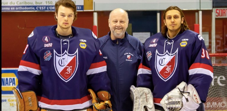 Stéfan Blanchet entouré des gardiens Philippe Savard et Zacary Paradis lors de la saison 2019-2020 avec le Collège Français de Longueuil